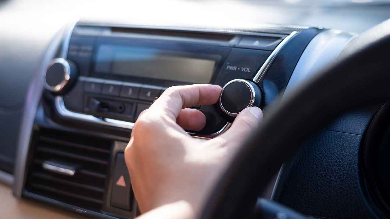 Bipartisan Bill Would Force Automakers To Keep AM Radio in New Cars